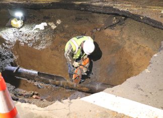 Main Break Causes Road Closure on SW Greenfield Drive Greenfield, Gaarde