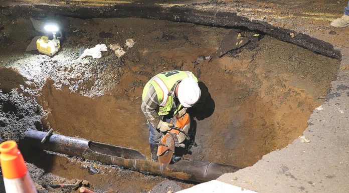 Main Break Causes Road Closure on SW Greenfield Drive Greenfield, Gaarde