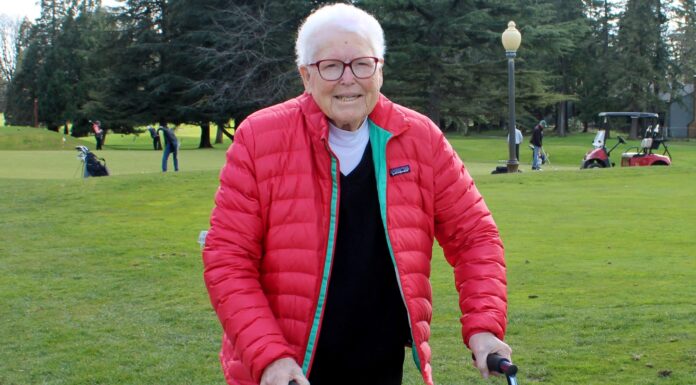Nothing stops veteran golfer from hitting the links