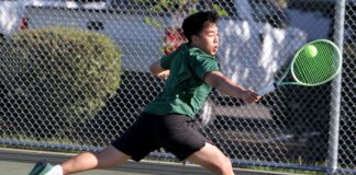 Tennis teams’ camaraderie shows despite mix of experience