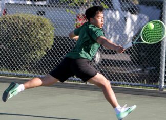 Tennis teams’ camaraderie shows despite mix of experience
