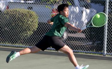 Tennis teams’ camaraderie shows despite mix of experience