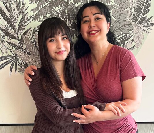 Tigard High freshman pursues musical dreams Sarah Farhangi holds her mom, Frouz Farhang (slightly different spelling), at a Starbucks in Tigard. Sarah credits her mother for her inspiration and independence in seriously pursuing a career on the musical stage.